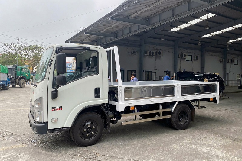 Xe tải thùng lửng Isuzu QKR230