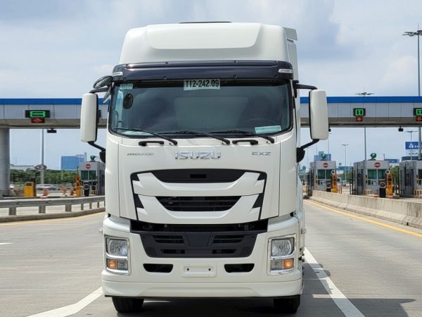 Ngoại thất xe đầu kéo Isuzu